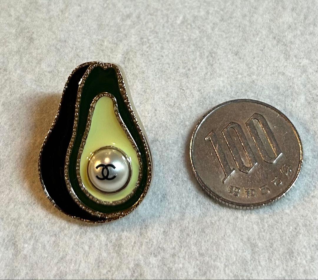 CHANELシャネル　ピンバッジ　ブローチ　アボカド　CCマーク