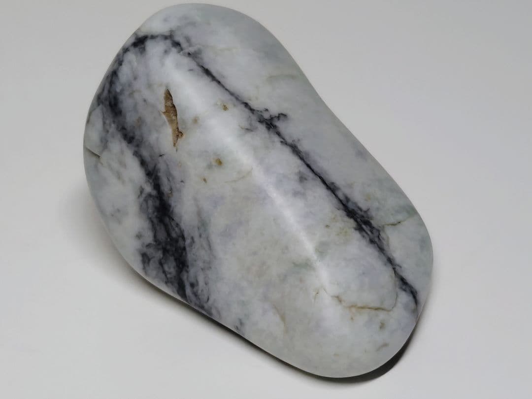 糸魚川141 翡翠 114g ヒスイ 原石 鑑賞石 自然石 誕生石 鉱物 鉱石