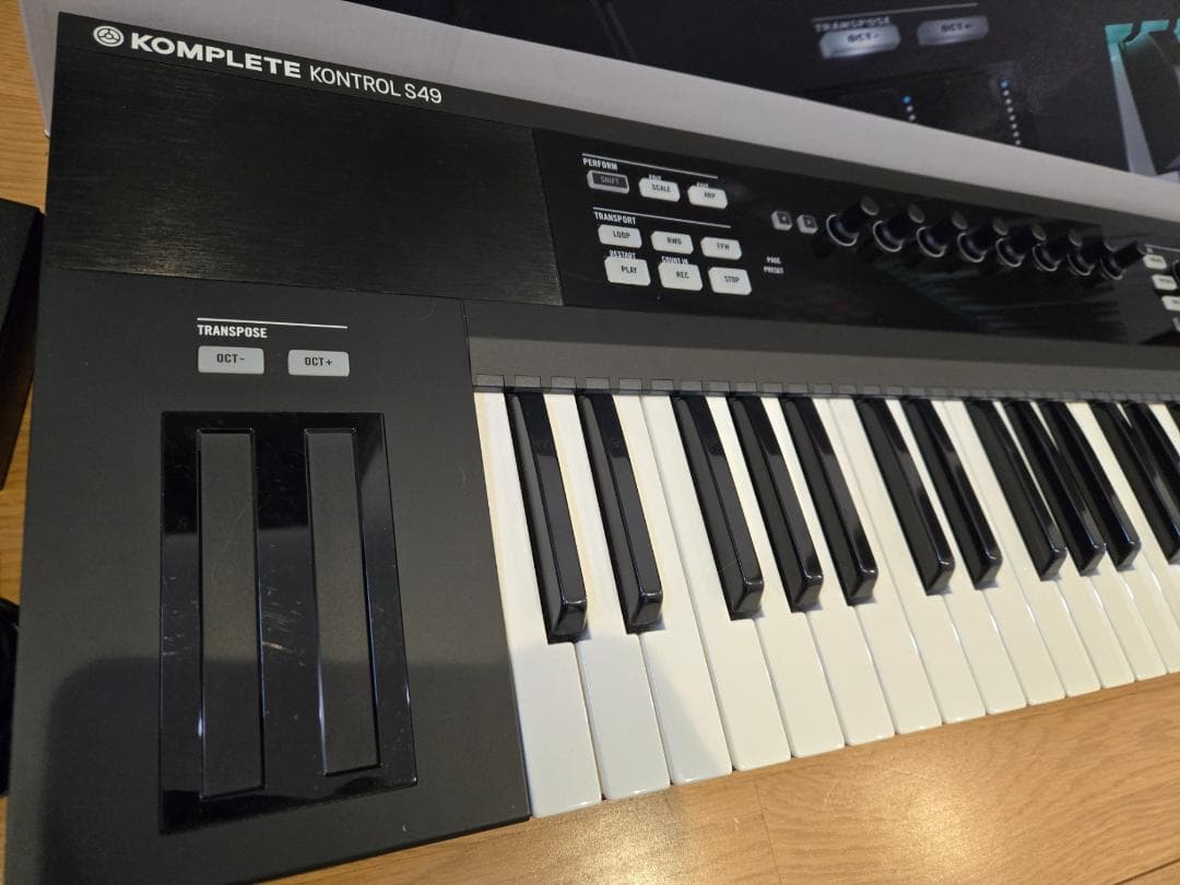 KOMPLETE KONTROL S49 本体