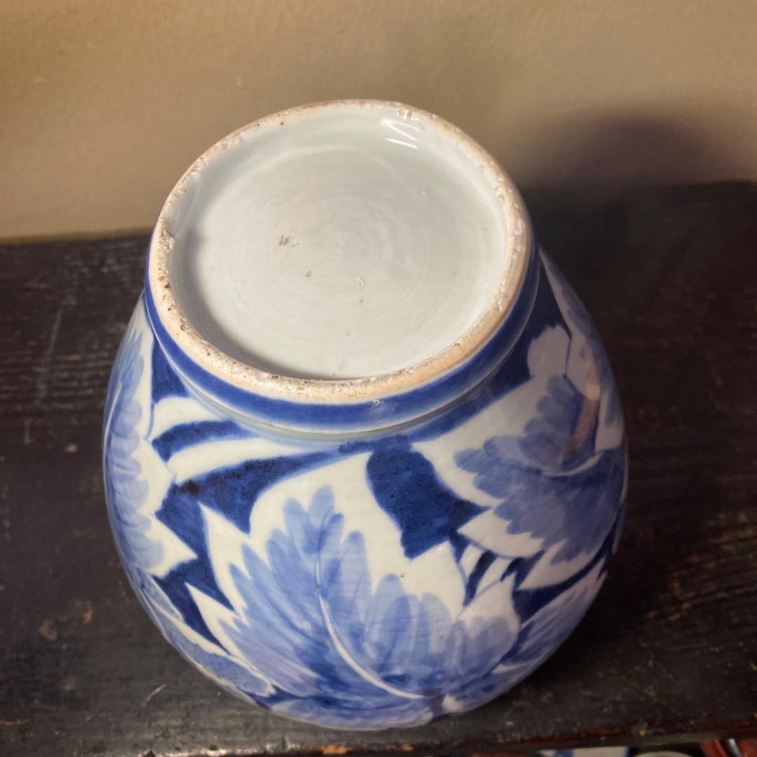 古伊万里　白抜き牡丹文壺