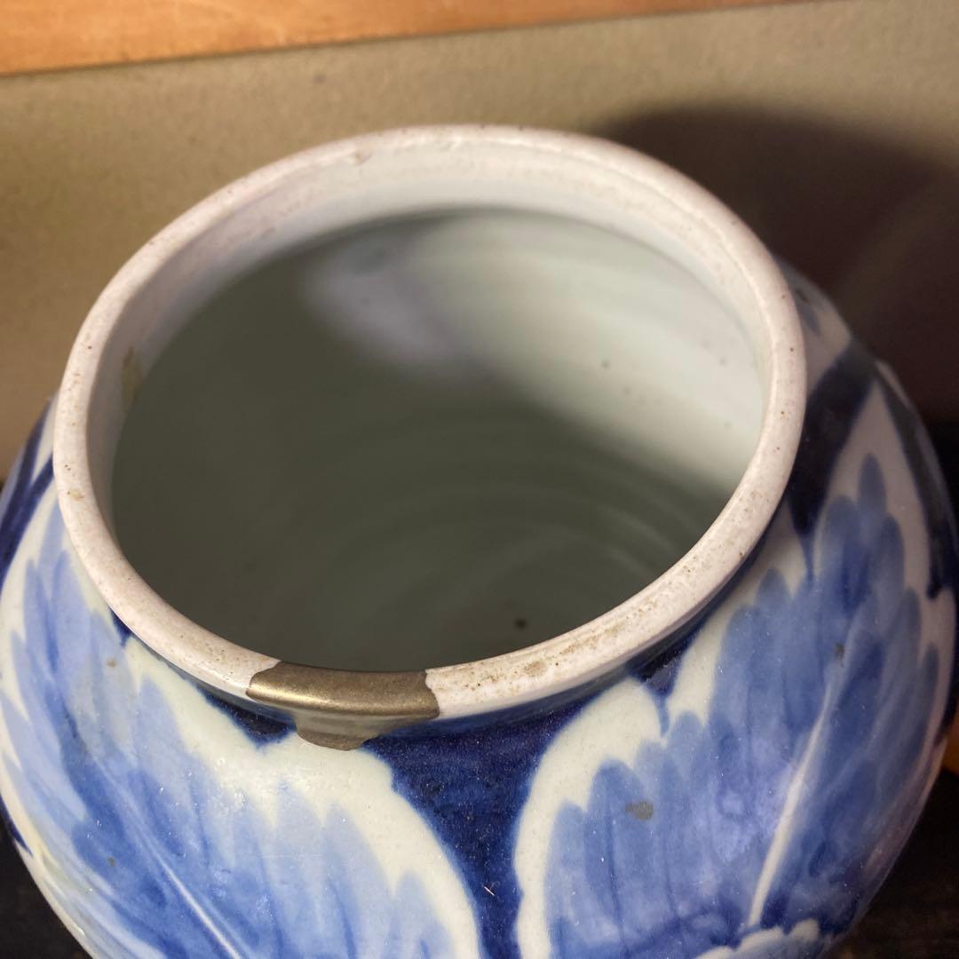 古伊万里　白抜き牡丹文壺