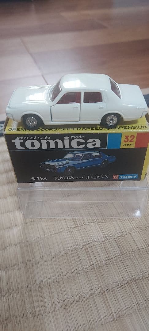 黒箱トミカNo.32トヨタニュークラウン【白クジラ】