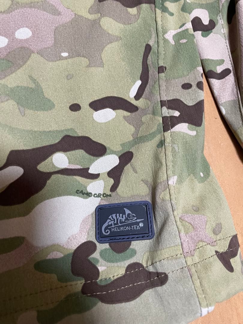 迷彩ジャケット フルジップ ハイネック