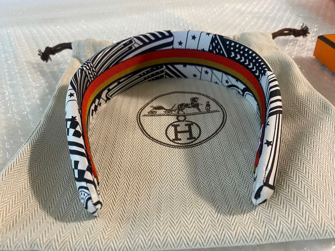 【専用】エルメスカチューシャヘアバンドヘアアクセサリー　ジナ　ジグザグ　白黒新品