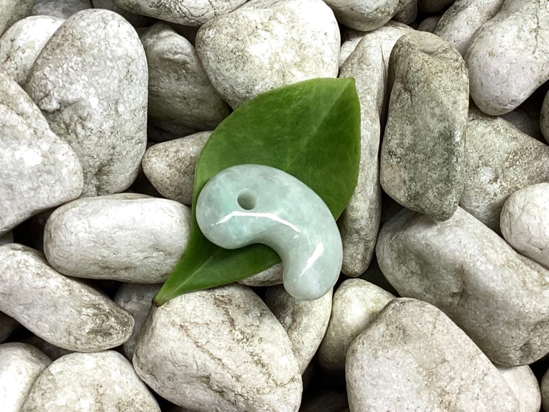 ✳極上紋様‼️ 希少玉‼️糸魚川翡翠勾玉　お身近に開運*吉祥の守護石を　鑑別書取得品