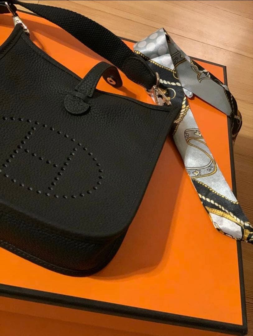 新品未使用 ショルダーバッグ Hパンチング 高級革 ブラック
