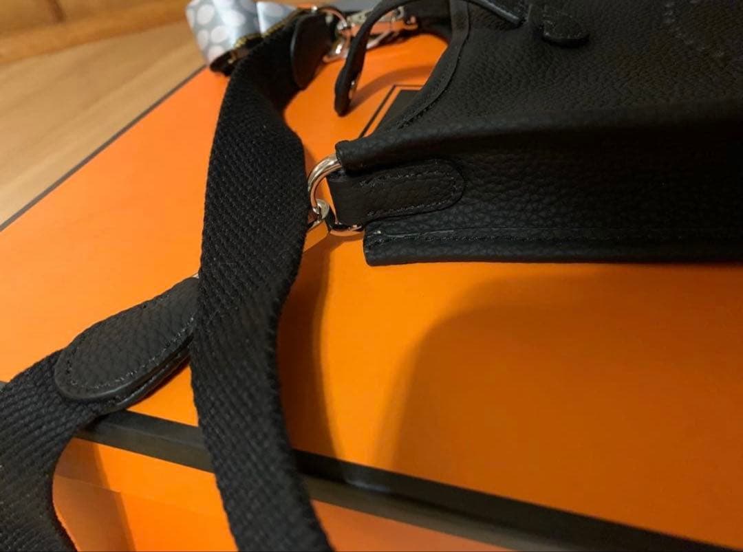 新品未使用 ショルダーバッグ Hパンチング 高級革 ブラック