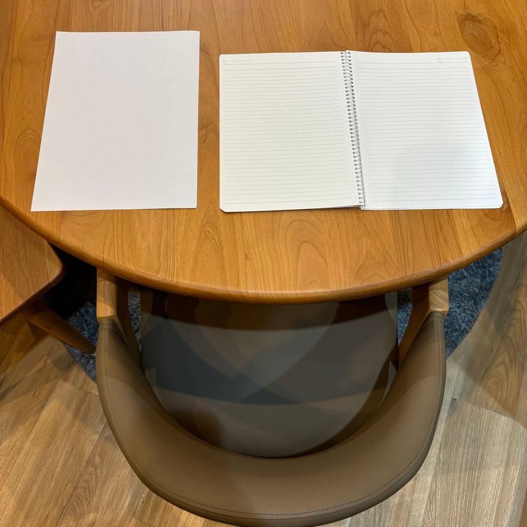 白い猫　ダイニングテーブル　110㎝　円形　アルダー　無垢　北欧　可愛い