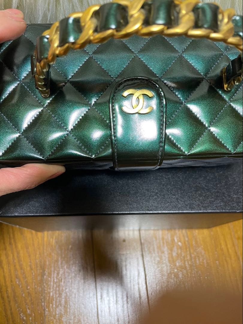 CHANEL ブルーキルティングバッグ