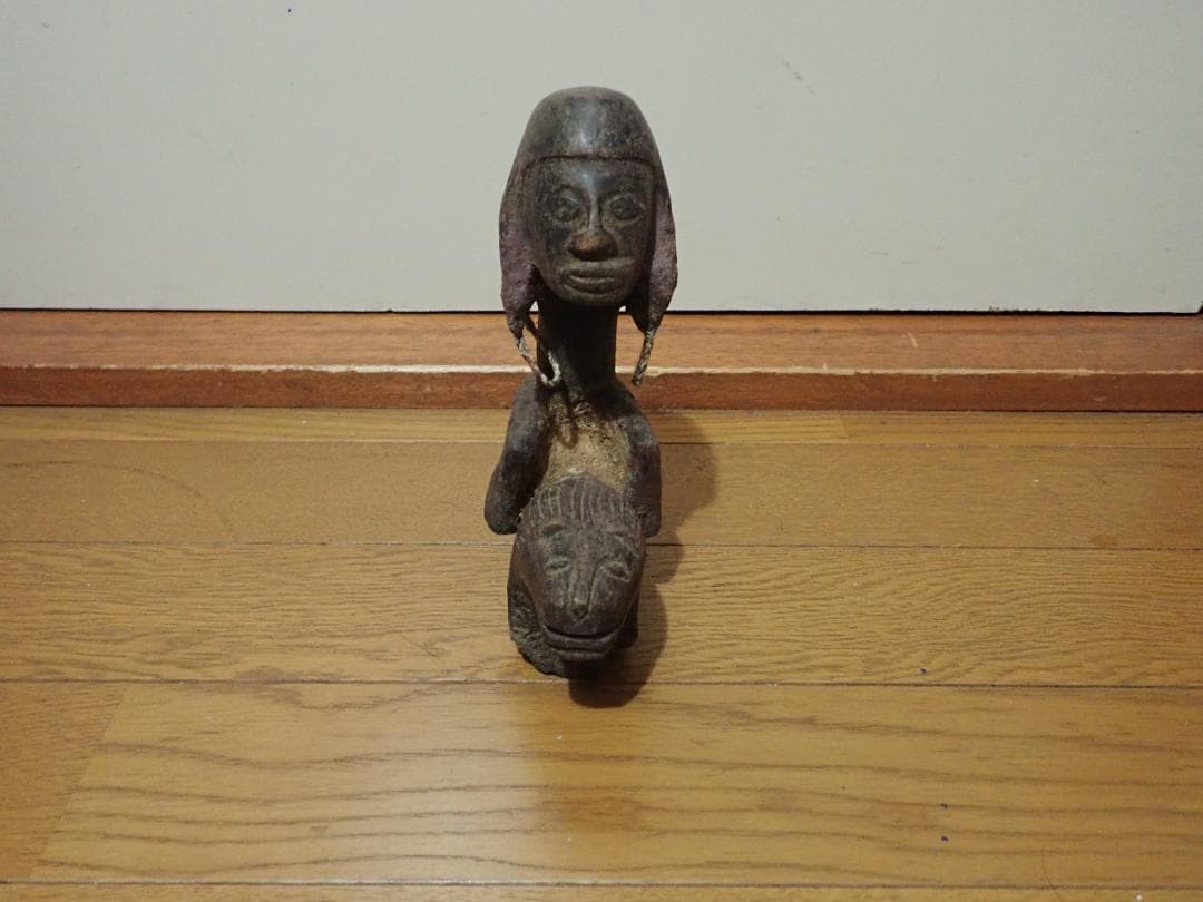 アフリカの工芸品（ライオンに乗る人）