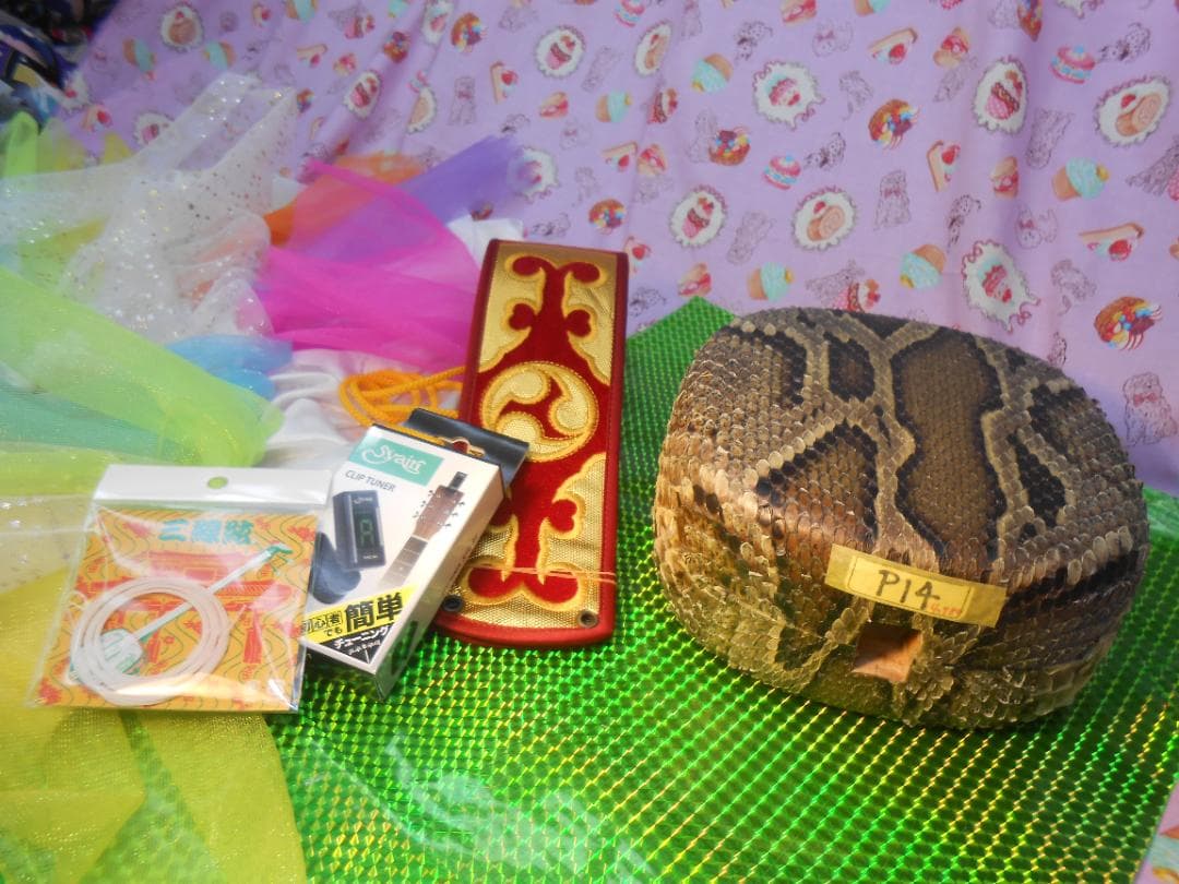 P14現品販売(送料無料)17.980円　蛇皮チーガ胴巻き調弦チューナー、三種弦