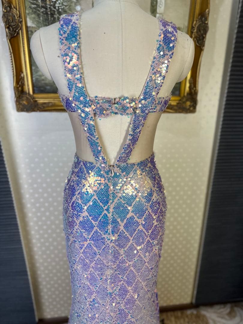 スパンコール装飾の青紫色ドレス