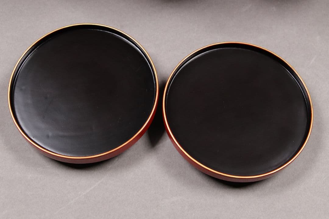 M673/ 時代木製漆器 花唐草金蒔絵朱塗茶台一対 伊万里色絵茶器 龍鳳凰 木箱