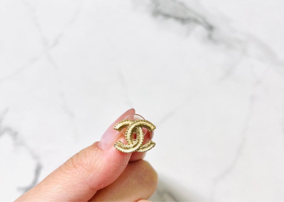 CHANEL ロゴピアス　ホワイト シャネル