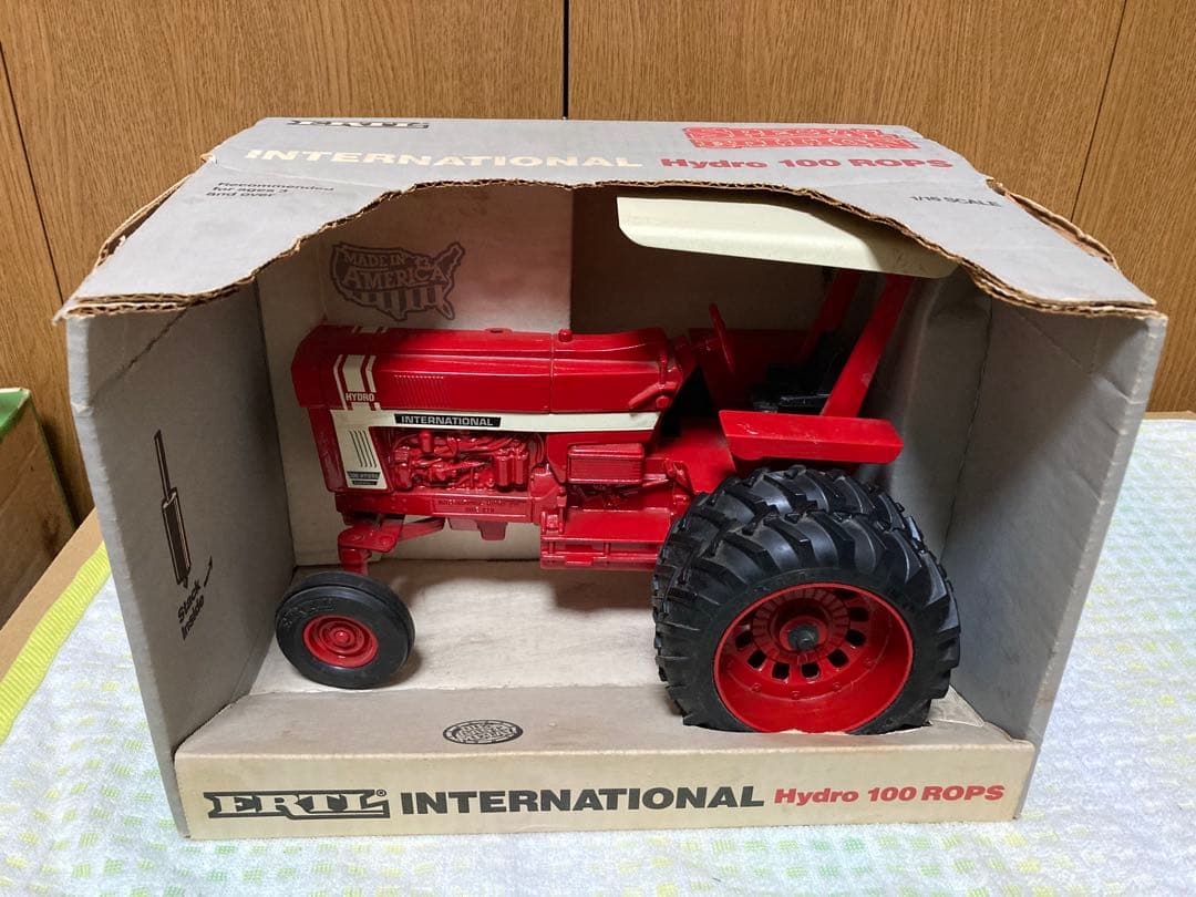 ERTL インターナショナル　トラクター