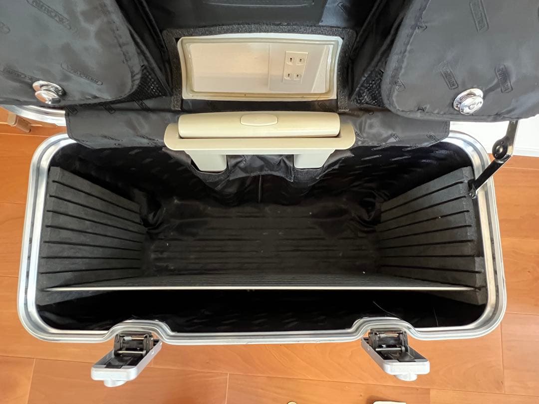 パイロット　シルバー アルミ キャリーケース