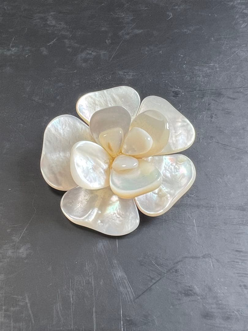 CHANEL ブローチ単品　白蝶貝花型ブローチ