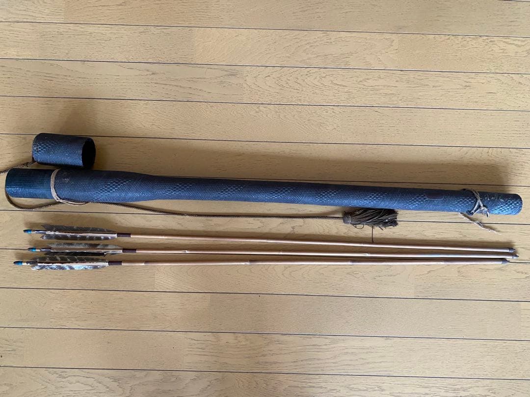 か*る様 軍刀(刀身なし)2本と刀掛け、矢筒(矢3本付)