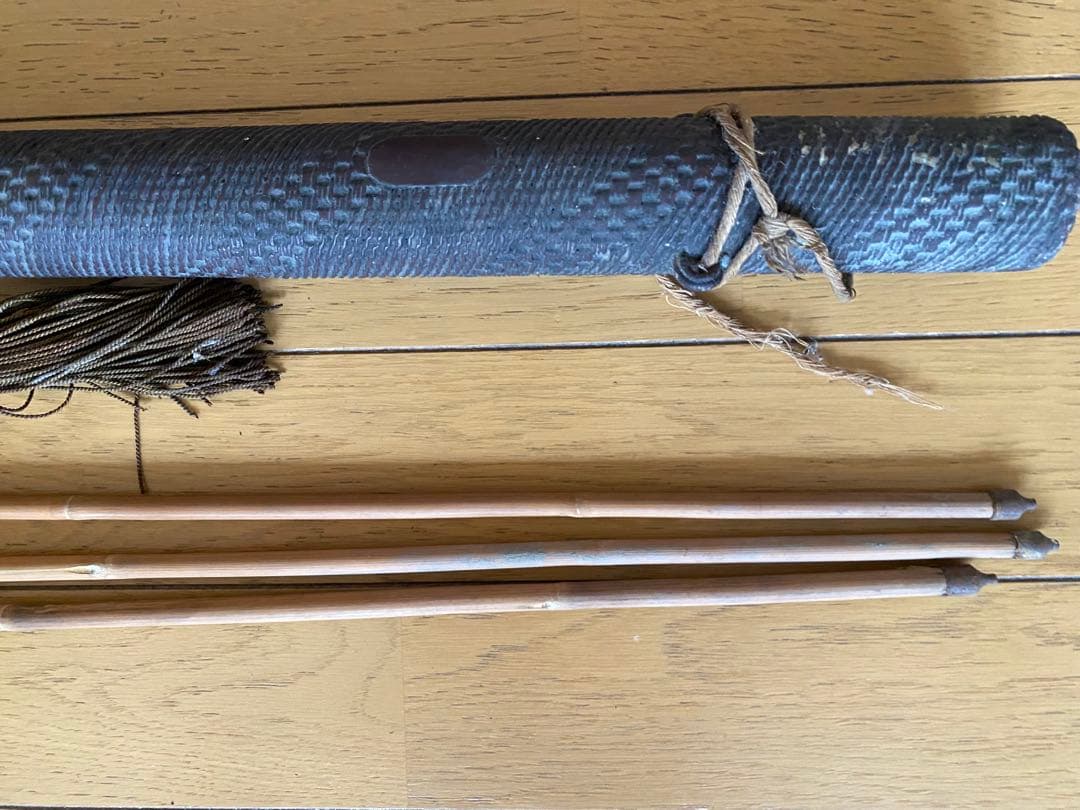 か*る様 軍刀(刀身なし)2本と刀掛け、矢筒(矢3本付)