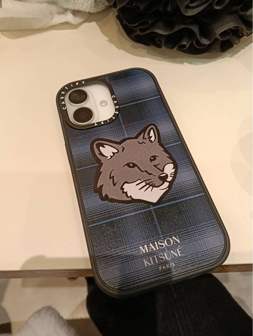 iPhone17限定ver. メゾンキツネCASETiFYのケース(グリップ付き