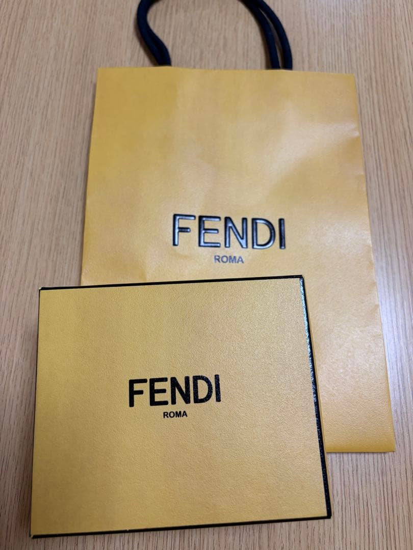 フェンディ 三つ折り財布 エフイズ FFロゴ エンボス レザー バイカラーレッド