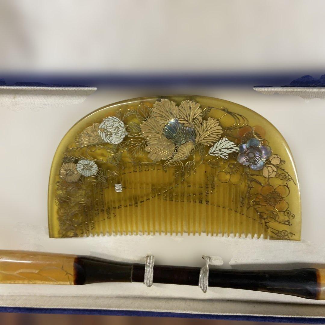 ベッコウ花柄装飾の琥珀色櫛セット