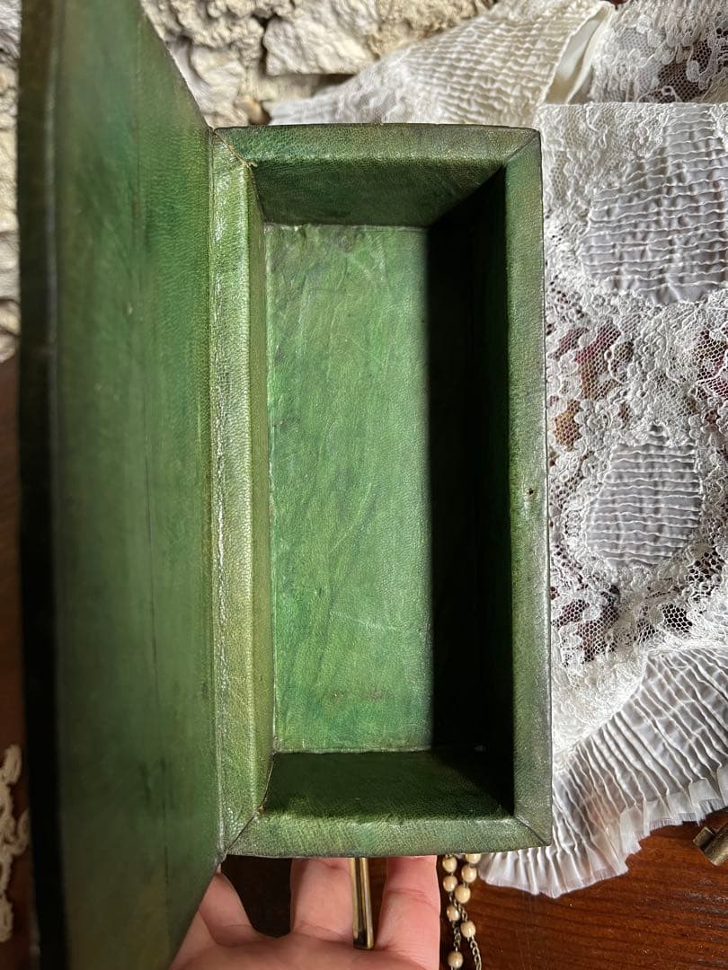 ◆フランスアンティーク｜ハンドメイド型押し革の木箱レザー小箱、緑モスグリーン茶