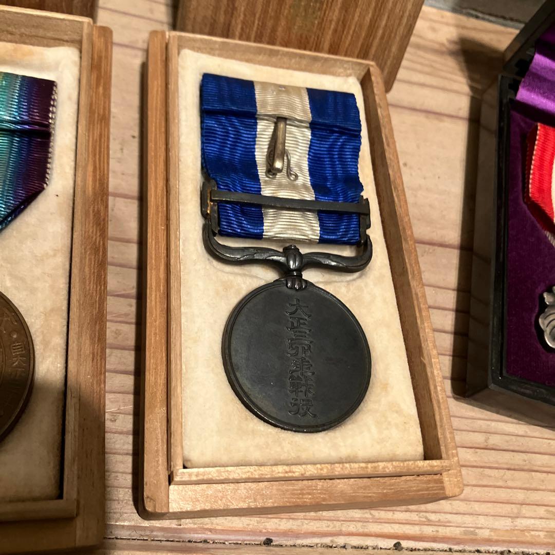 勲章まとめ 勲章 徽章 記章 バッジ 記念章勲章 勲八等白色桐葉章 詳細不明