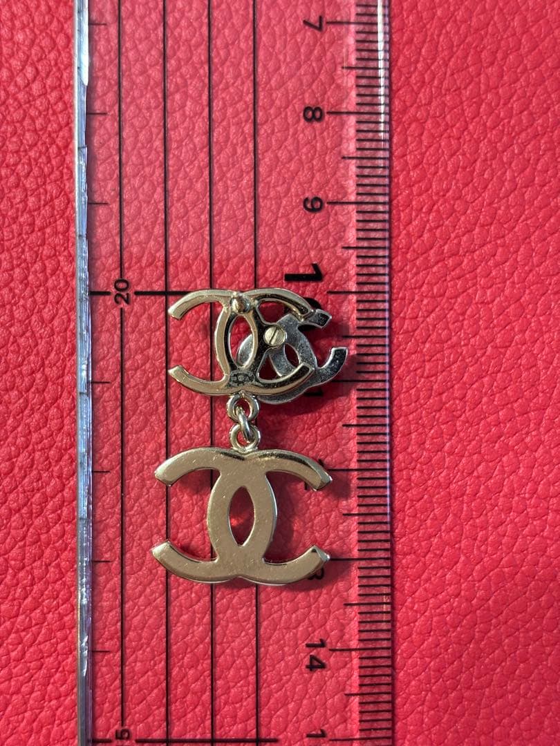 CHANEL ダブルCロゴ ペンダント型ピアス