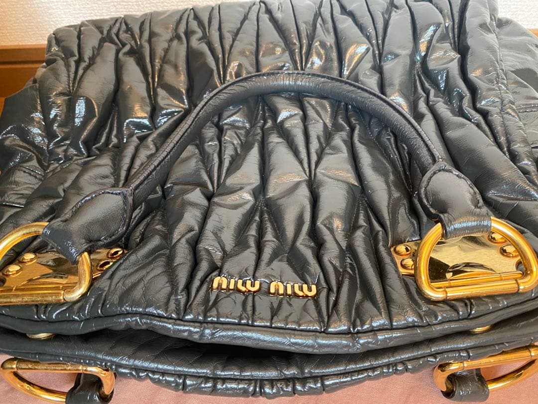 miumiu エナメル素材　ショルダーバッグ