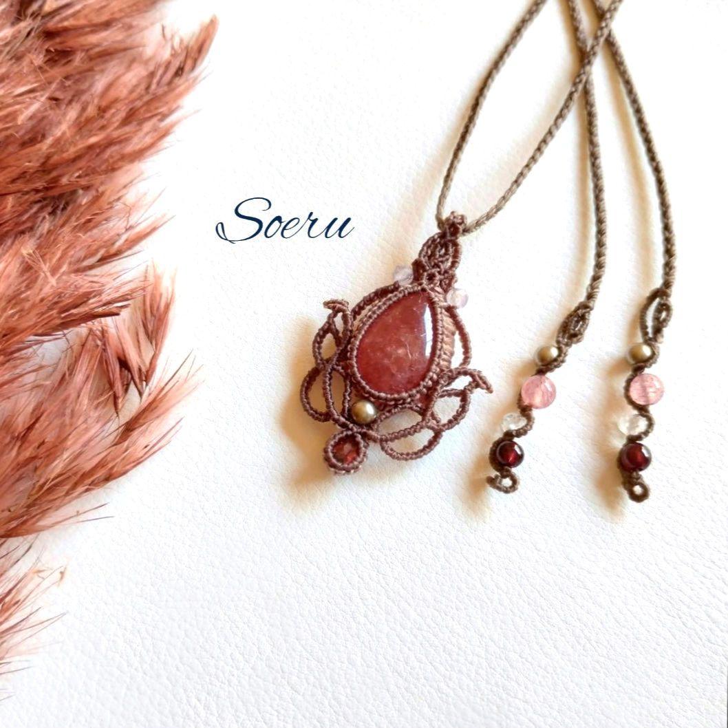 【ルリミドリ】インカローズ&ガーネットのマクラメ編みネックレス　ペンダンㇳ