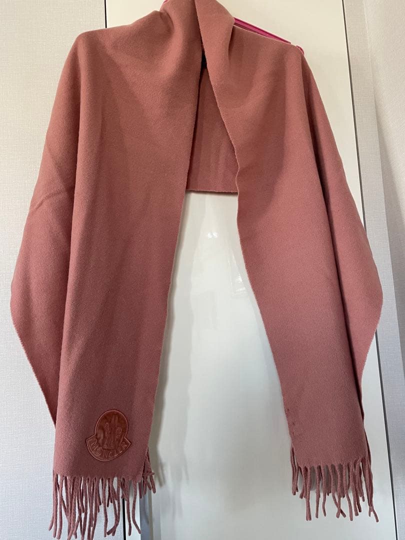 モンクレール　フリンジ付きピンクマフラー