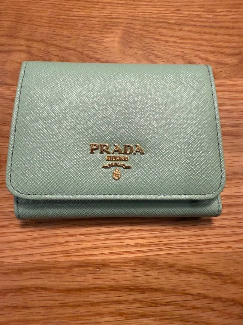 未使用PRADA サフィアーノレザー 三つ折り財布 ミントグリーン
