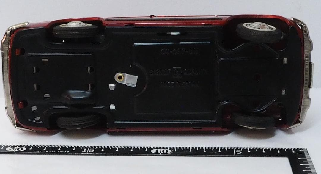 萬代屋【ダットサン ブルーバー赤モーターハイウェイ動作不良】ブリキ製ミニカー箱無