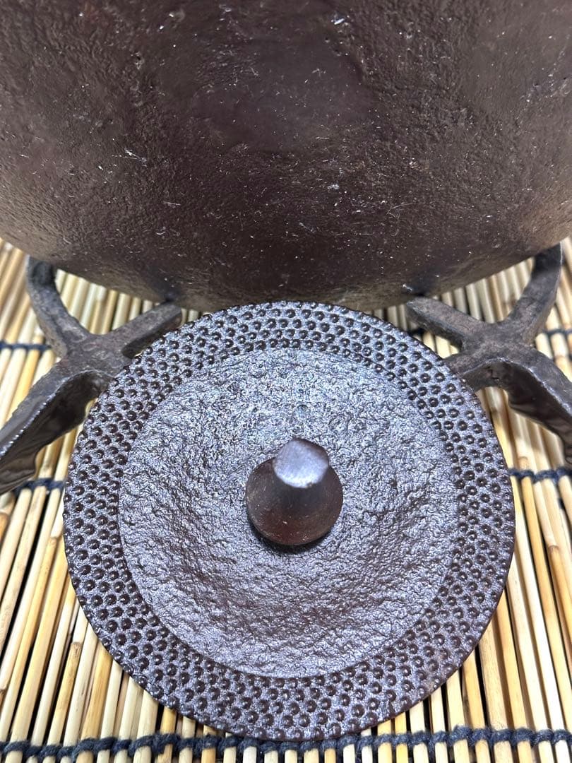 供箱、付属品付　岩手県奥州水沢幸工芸現代の名工 佐藤勝久造宝重霰２ℓ 南部鉄瓶