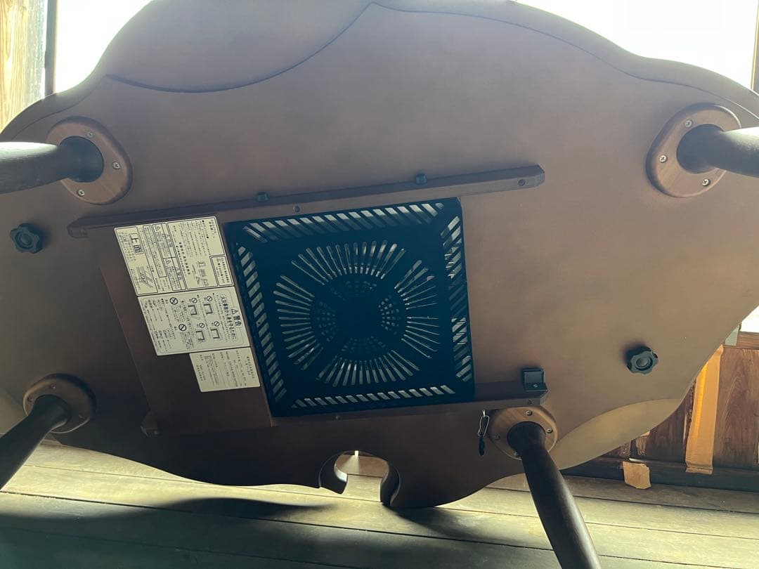 モンステラ　テーブル　葉っぱ　ブラウン