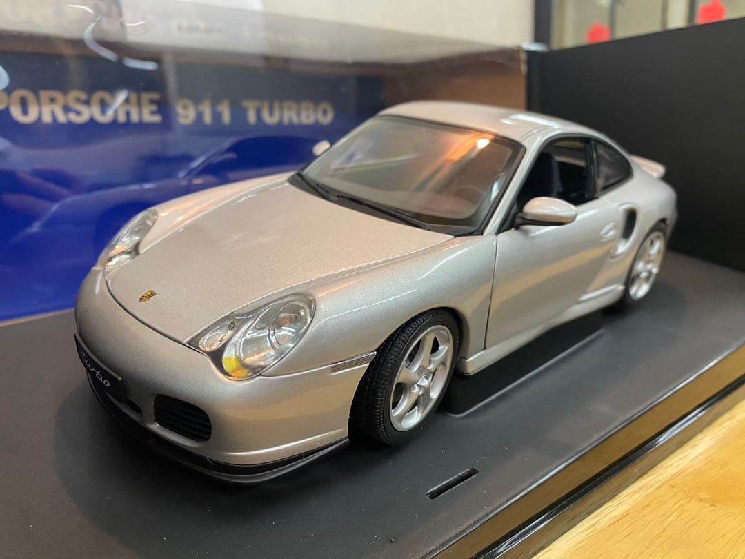 1/18 オートアート ポルシェ 911 (996) ターボ ミニカー