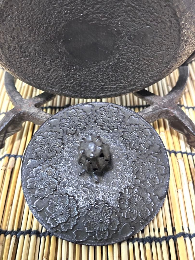 新品、供箱等付属品付　南部岩鋳四代目清末作 　真作保証　２３型南部桜　南部鉄瓶
