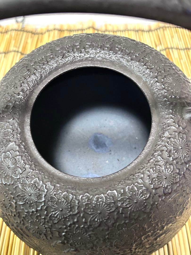 新品、供箱等付属品付　南部岩鋳四代目清末作 　真作保証　２３型南部桜　南部鉄瓶
