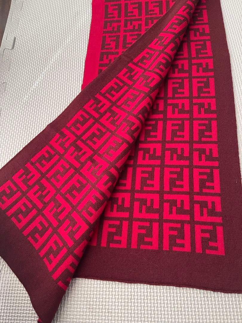 Fendi ロゴパターン マフラー 赤と茶色