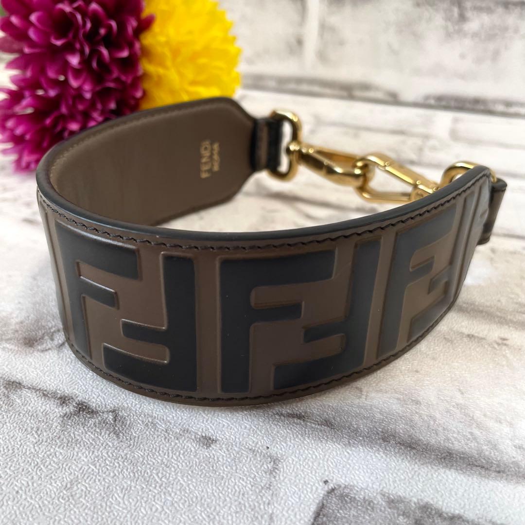 未使用級✨フェンディ　ストラップユー　ズッカ柄　エンボス　ゴールド金具