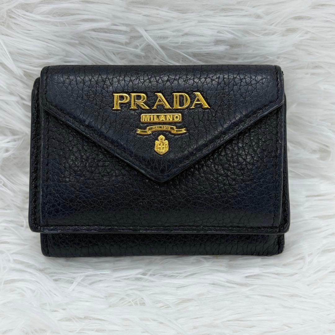 RFID搭載/現行✨プラダ　三つ折り　財布　金ロゴ　シボ革　レザー　黒