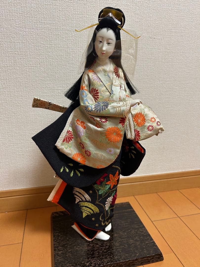 日本人形 和人形 着物 金糸 刺繍 台座付 昭和レトロ 伝統工芸