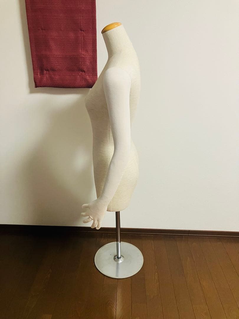 トルソー（バスト81サイズ）　腕と手指が動くマネキン