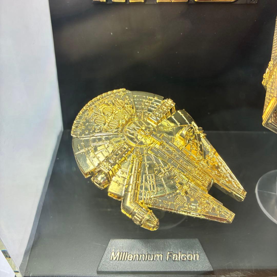スターウォーズ ゴールドプレート オブジェ　ミレニアム・ファルコン　フィギュア