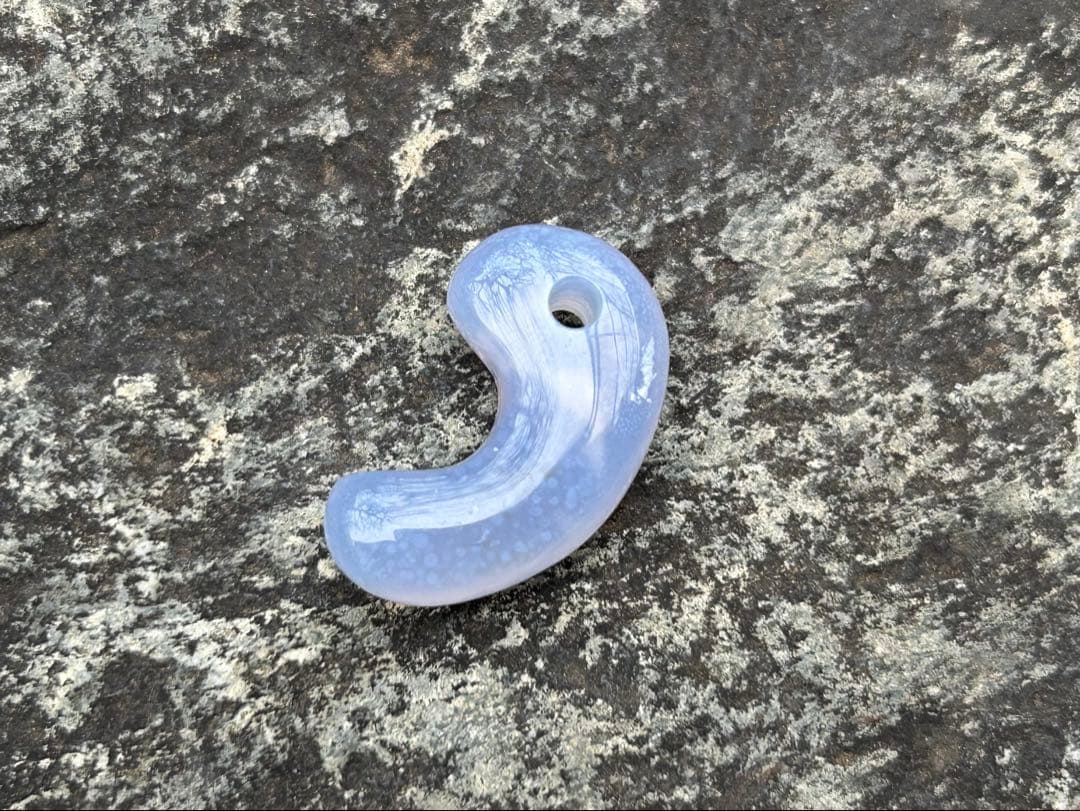 錦石　青メノウ勾玉