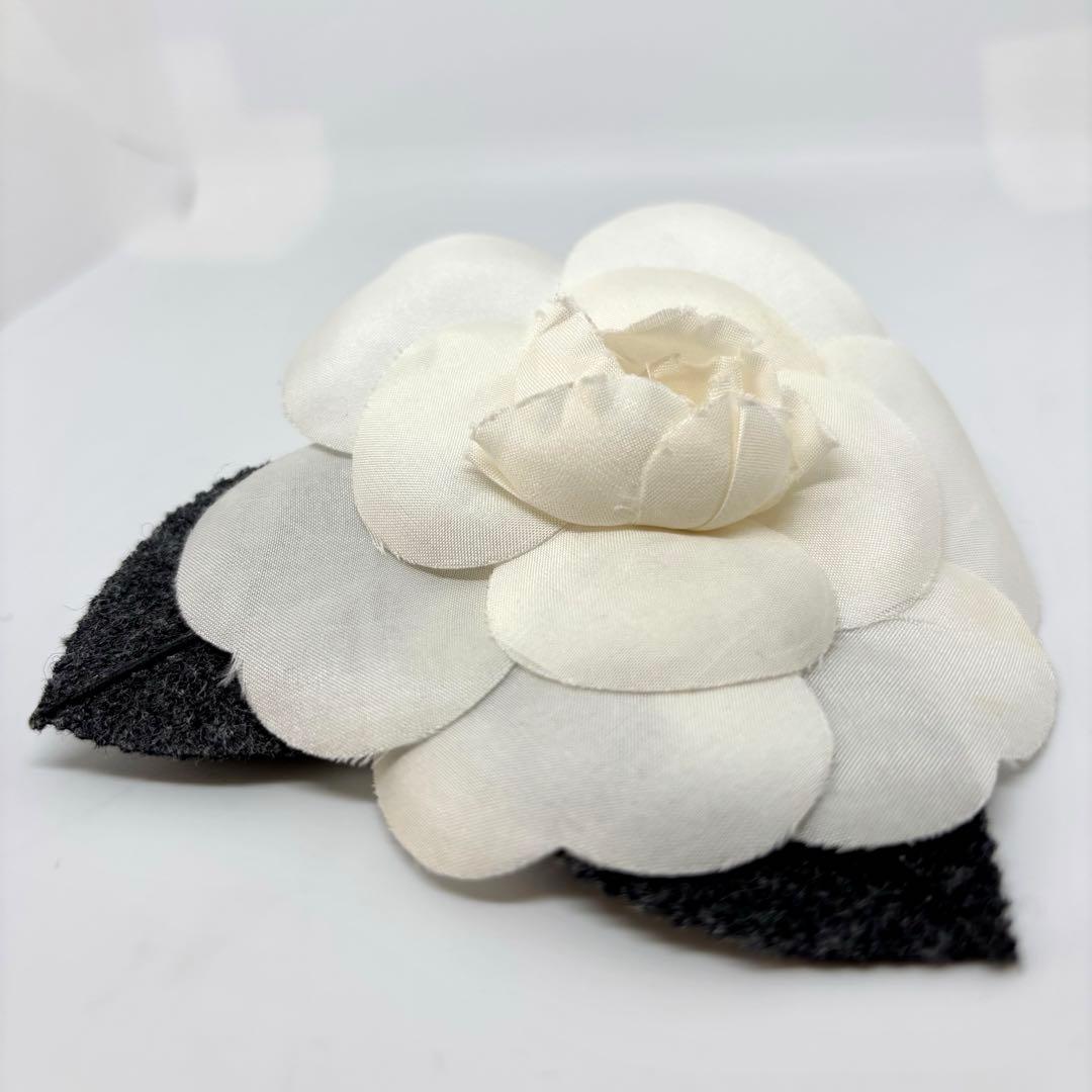 【シャネル】コサージュ ブローチ カメリア 白 入園式 入学式 結婚式 式典