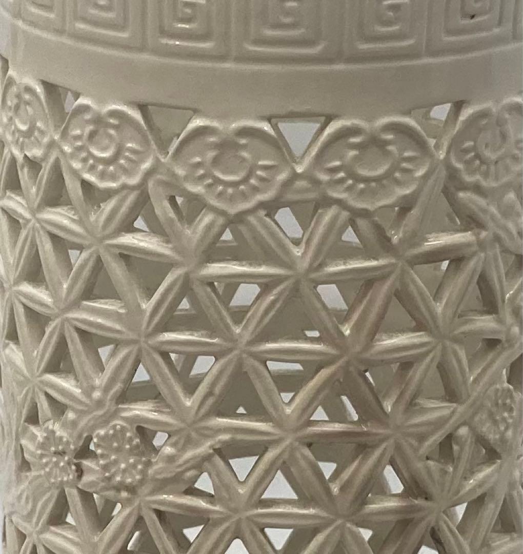 B168s  淡黄磁「梅透し彫筒飾り」砥部焼　花瓶　大正昭和　竹梅　愛媛