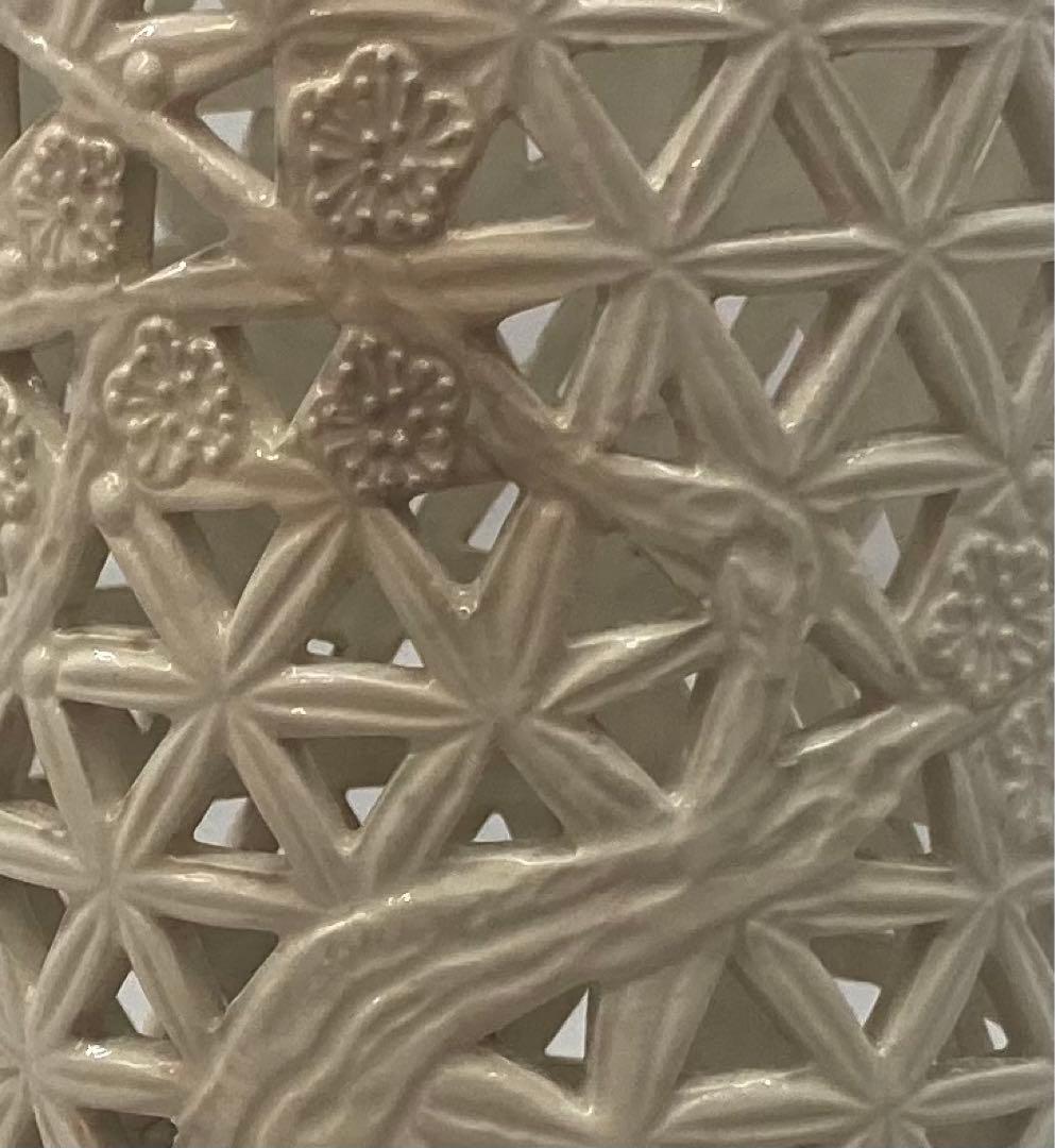 B168s  淡黄磁「梅透し彫筒飾り」砥部焼　花瓶　大正昭和　竹梅　愛媛