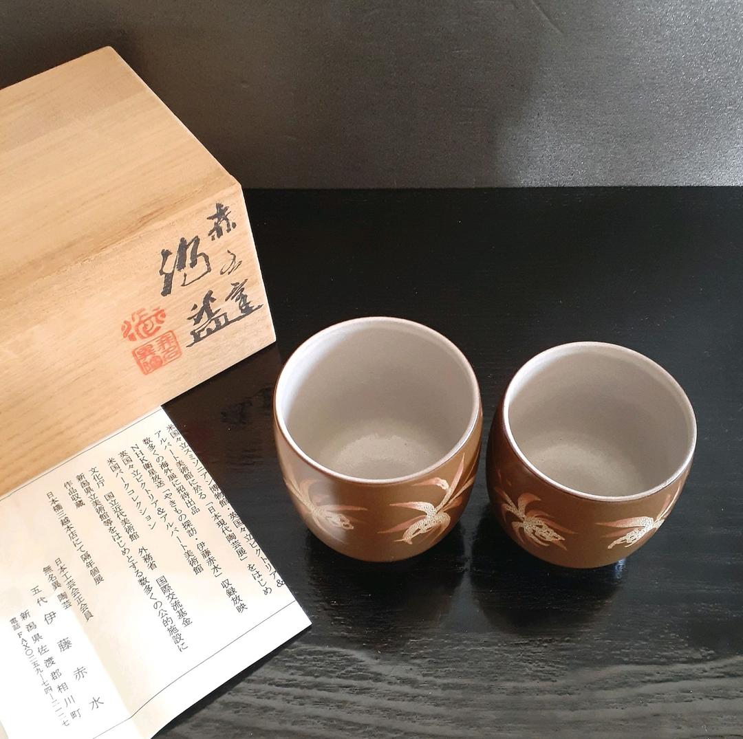 人間国宝　佐渡　無名異焼　【五代伊藤赤水】造　湯呑茶碗　大小　夫婦湯呑　共箱栞付